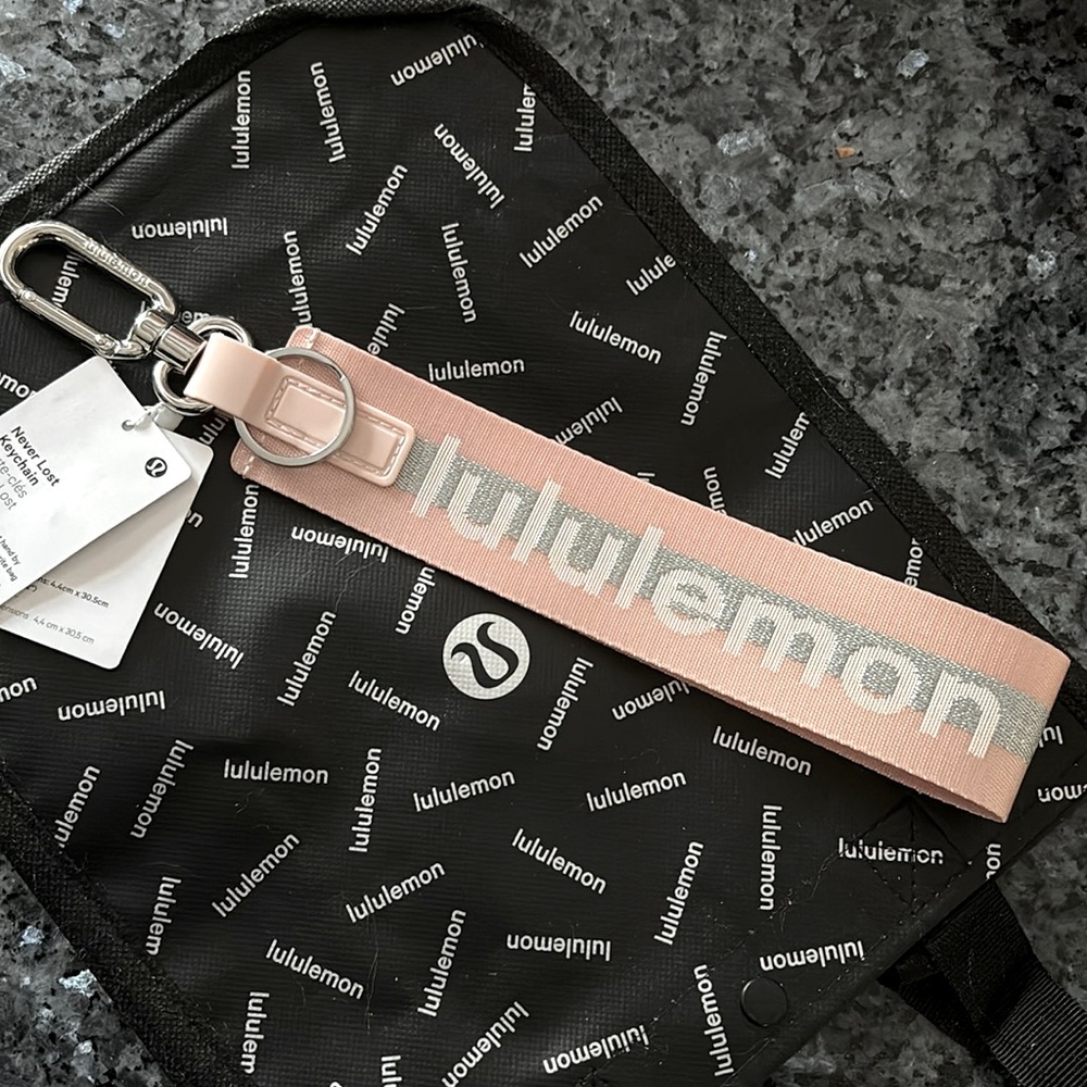 LULULEMON NEVER LOST KEYCHAIN IN pink mist /SILVER NWT